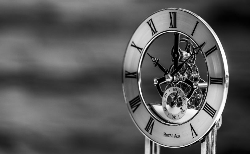 reloj en blanco y negro con las horas romanas